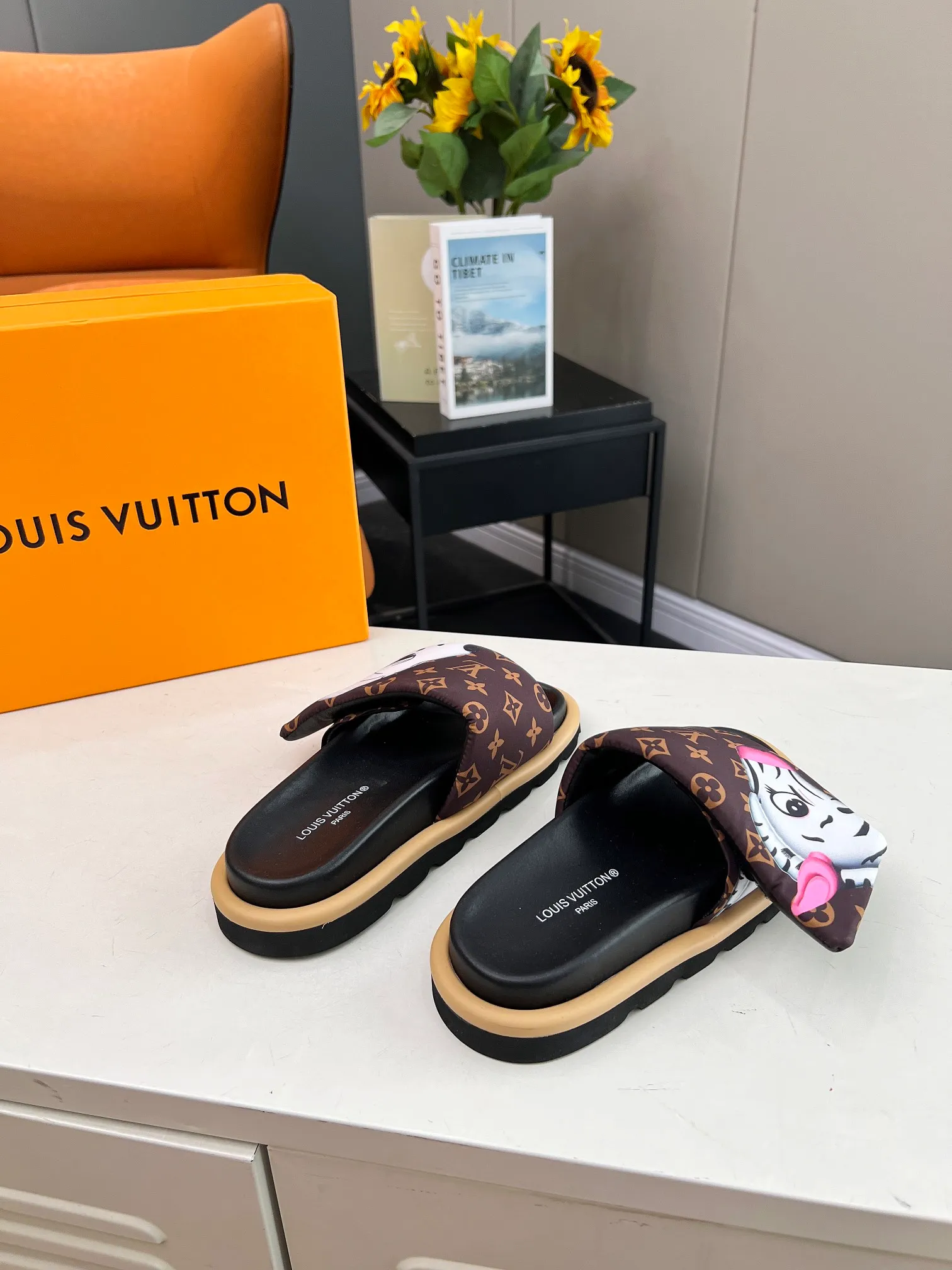 👟👟Ex-factory price 360👟👟 lv donkey brand l home 2024 hot style embossed logo embossed sandals This ol low comfort flat sandals are made of technical fabrics and use high-frequency embossing technology to reinterpret the monogram pattern. Soft padded upper with adjustable Velcro, comfortable and tough insole adds harmonious color ▪️Fabric: Original customized technical fabric ▪️Lining: soft sheepskin lining ▪️Sole: Original open-molded rubber foam outsole Color: .yellow.black▪️